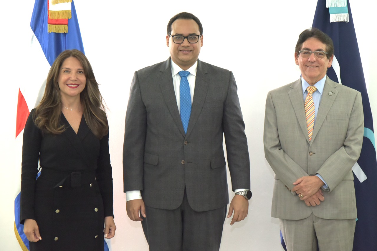 Al centro, Andrés Astacio nuevo superintendente de Electricidad Diógenes Rodríguez Grullón, miembro del consejo administrativo. Aura Caraballo, miembro del consejo administrativo.