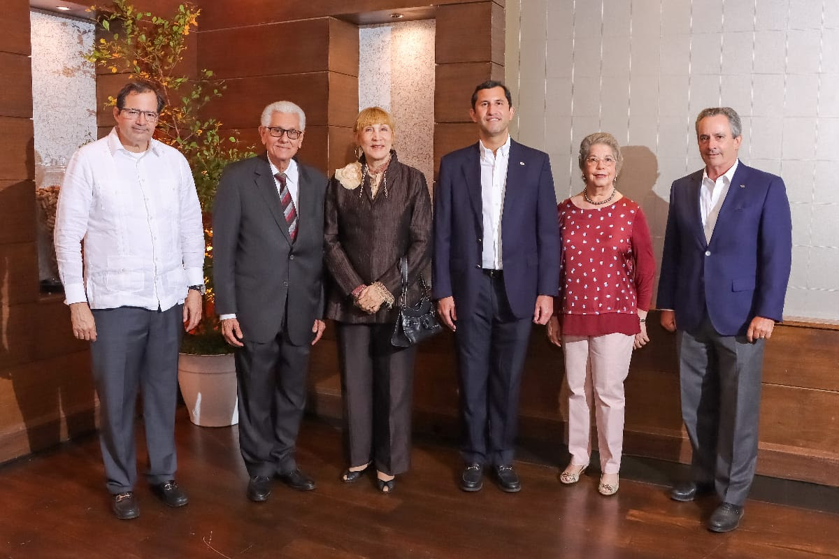 Sr. Roberto Herrera, y Sr. William Malamud presidente y vicepresidente respectivamente de AMCHAMDR, junto a fundadores de Semana Dominicana.