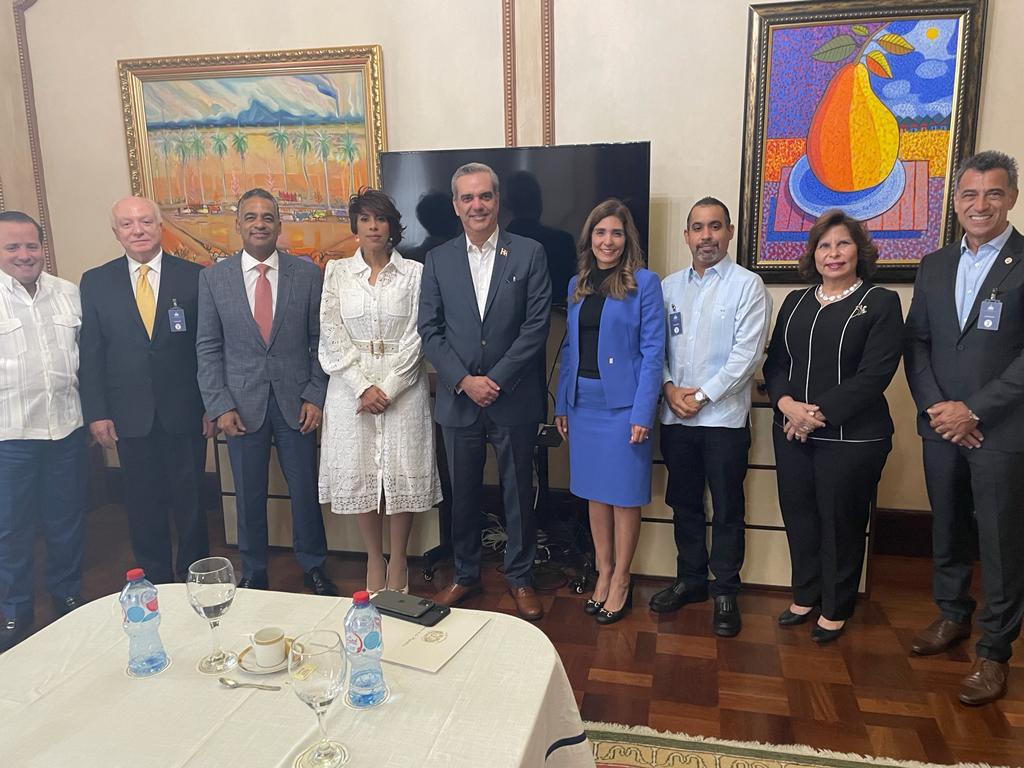 José Ignacio Paliza, ministro Administrativo de la presidencia; Pedro Esteva, vocal de CAMIPE; Joel Santos, ministro de la presidencia; Susana Gautreau De Windt, vicepresidenta ejecutiva de CAMIPE; Luis Abinader, presidente de la República; Juana Barceló, presidenta de CAMIPE; Huáscar Fernández, segundo vicepresidente; Cruz Amalia Rodríguez, vocal y Paul Marinko, primer vicepresidente de CAMIPE