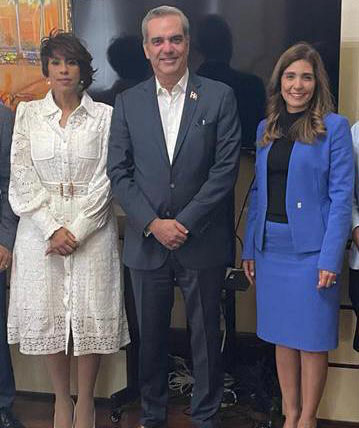 Susana Gautreau De Windt, vicepresidenta ejecutiva de CAMIPE; Luis Abinader, presidente de la República y Juana Barceló, presidenta de CAMIPE.