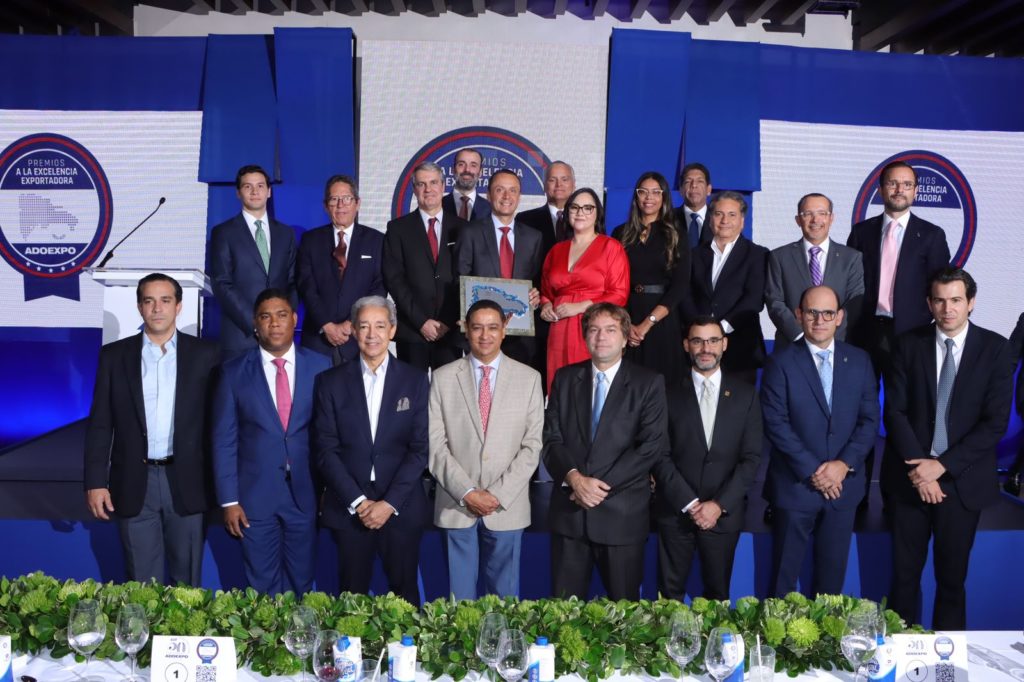 Directivos de Adoexpo junto con ejecutivos de la Cervecería Nacional Dominicana, empresa que obtuvo el máximo galardón de los premios.