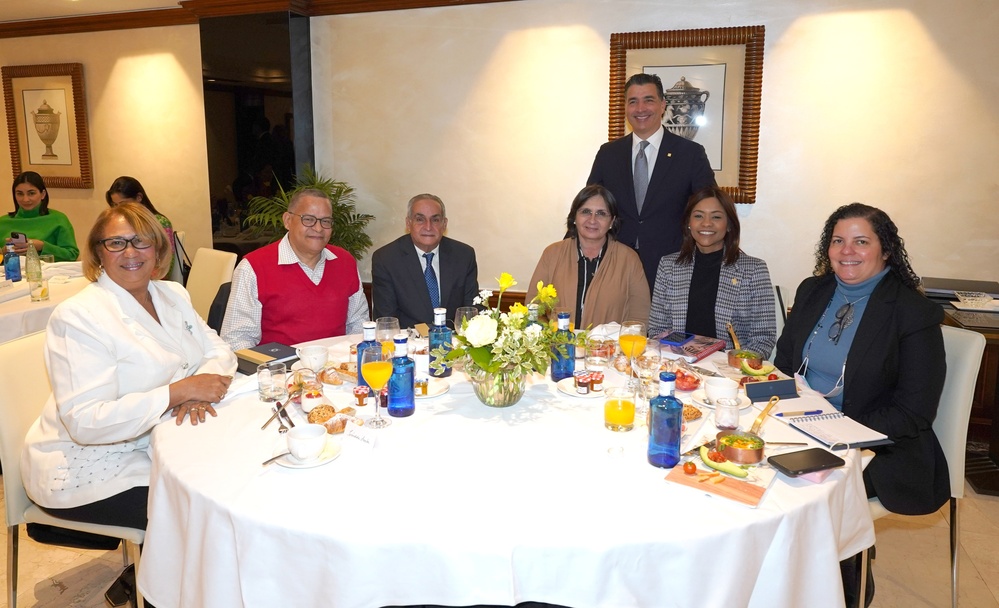 Desde la izquierda, los señores Cándida Acosta, Fausto Rosario, Manuel Quiroz, Inés Aizpún, Christopher Paniagua, Karina Vallejo y Marien Aristy.
