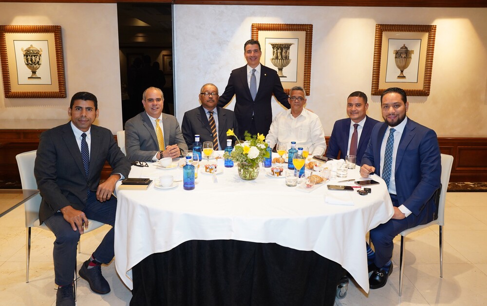 Desde la izquierda, los señores Esteban Delgado, Reynaldo Caminero, Emilio Ortiz, Christopher Paniagua, Franklyn Puello, Martín Polanco y Jaime Rodríguez Rincón,