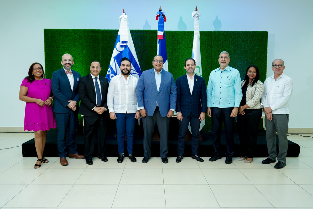 De izquierda a derecha: Nieves Sosa, directora FOREM; Oscar Calderón, director académico de MBA BARNA; Jhoan Regalado, encargado de Certificación de Sistemas; Randy Díaz, subdirector INDOCAL Regional Norte; Lorenzo Ramírez, director INDOCAL; Carlos Iglesias, presidente CCPS; Bernardo Vidal, asesor de la Dirección de Normalización; Stephanie Morel, Coordinadora Despacho Director INDOCAL y Fernando Puig, vicepresidente ejecutivo CCPS.