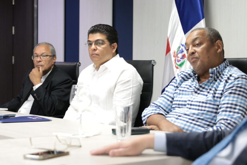 Monseñor Faustino Cruz, Ing. Felipe Suberví (Fellito), Dir. CAASD y José Andujar, alcalde SDO.