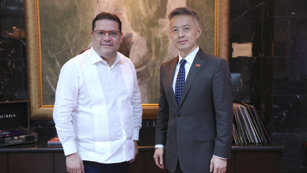 El director General de Aduanas, Eduardo Sanz Lovatón y el embajador de la República Popular Chiana, Chen Luning.