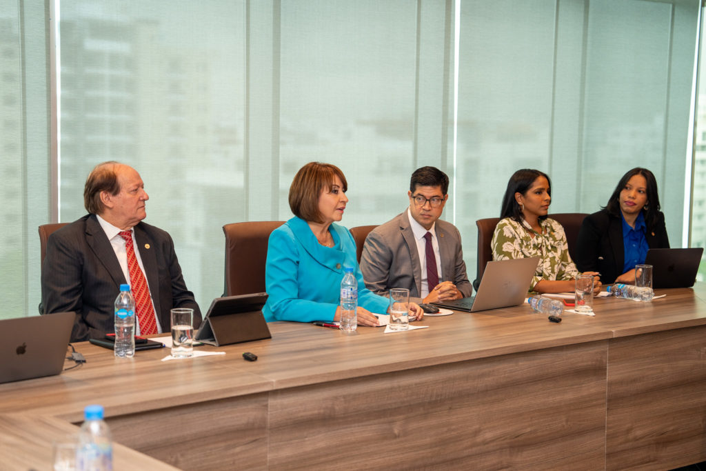 Manuel Gonzaělez, Rosanna Ruiz, Julio Lozano, Pamela Castillo y Dalma Hernaěndez