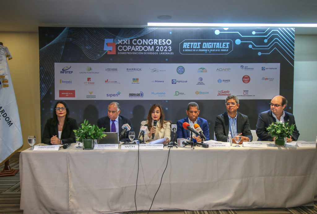 Desde la izquierda, integran la mesa directiva de la Copardom, Christy Luciano, miembro de la junta directiva; Pedro Rodríguez, vicepresidente ejecutivo; Laura Peña Izquierdo, presidenta; Eladio Uribe, segundo vicepresidente; Héctor Bretón, tesorero y Antonio Ramos, miembro de la junta directiva.