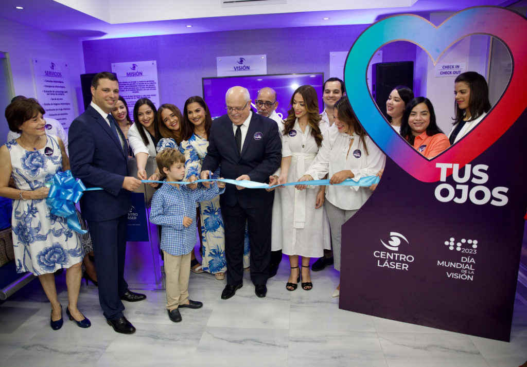 Dr. Juan F. Batlle Pichardo, realiza el corte de cinta apertura Centro Láser Megacentro
