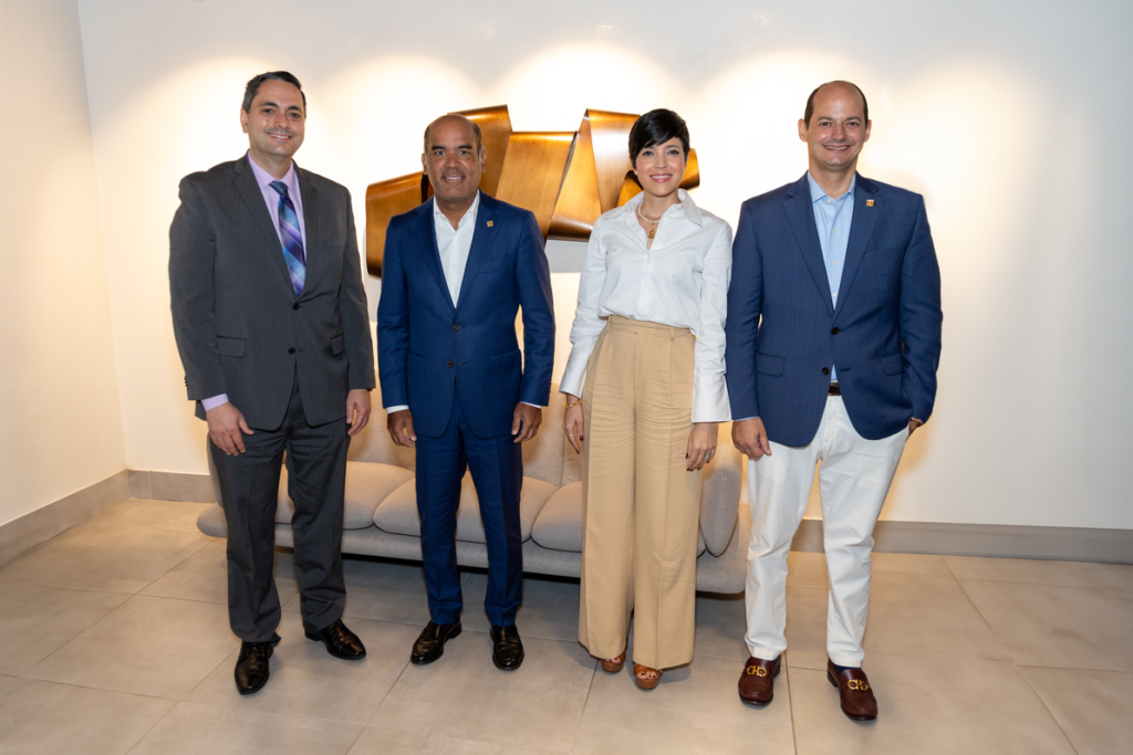 Dr.Roberto Díaz, Dir.Clínico de Redes en el depto. de Radio Oncología, Victor Rojas, Vpdte. Ejecutivo de Seguros Reservas, Estíbaliz González, Dir. General de Seguros