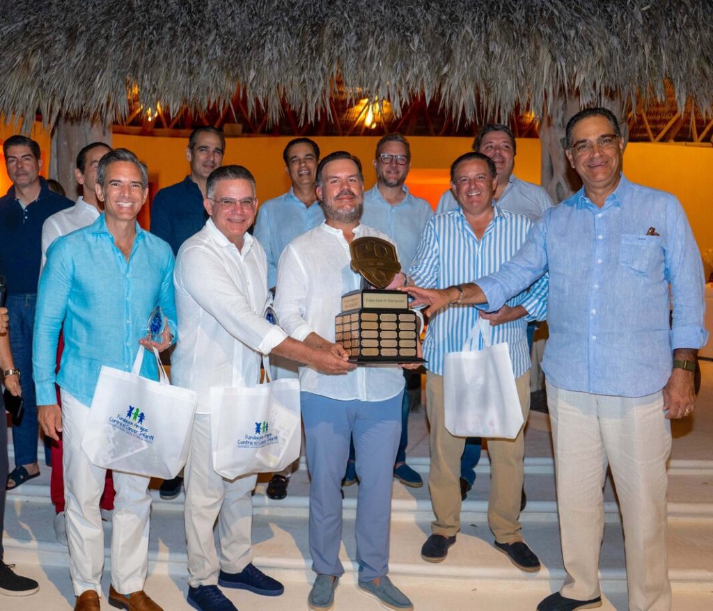 Miguel Roig presidente de la Asociación PQ entrega la Copa PQ a ganadores del 1er. lugar bruto- Frank Álvarez, Pedro Brache, Tito Brenes y Santiago Hazim, detrás parte de la Directiva del PQ