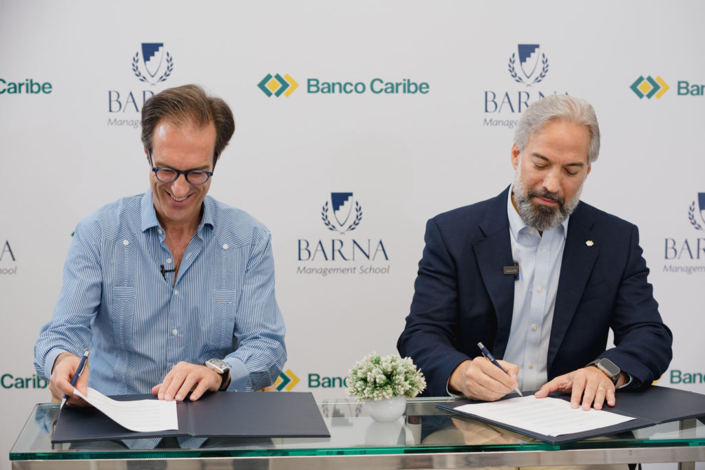 Paulo Alves y Dennis Simó Álvarez firman el acuerdo.