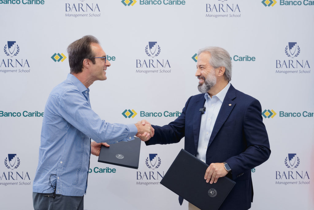 Paulo Alves y Dennis Simó Álvarez se saludan luego de rubricar el convenio.