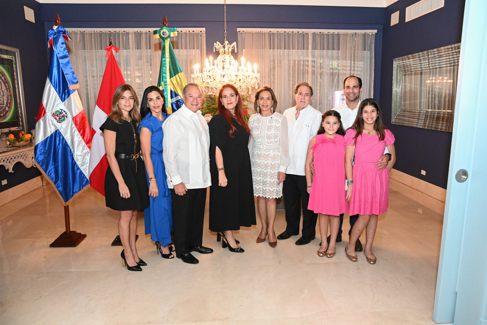 Familia Rainieri junto al embajador de Brasil Renán Páes Barreto y su esposa Livia Barreto