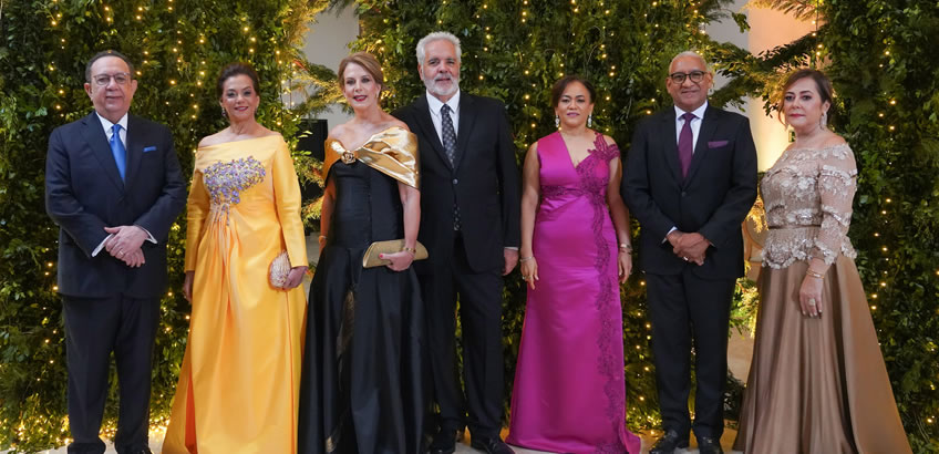 Héctor Valdez Albizu, Fior Martínez de Valdez, Clarissa de la Rocha de Torres, Nelson Torres, Ghenny Núñez de Novas, Ervin Novas Bello y Norma Molina