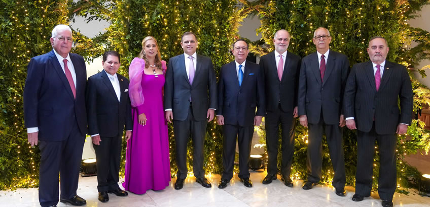 Los miembros de la honorable Junta Monetaria, de izquierda a derecha: José Manuel Mallén, Julio Llibre Salcedo, Sergia Elena Mejía De Peña de Séliman, José Vicente Dubocq, Héctor Valdez Albizu, Alejandro Fernández W., Arturo Martínez Moya y Ricardo Rojas