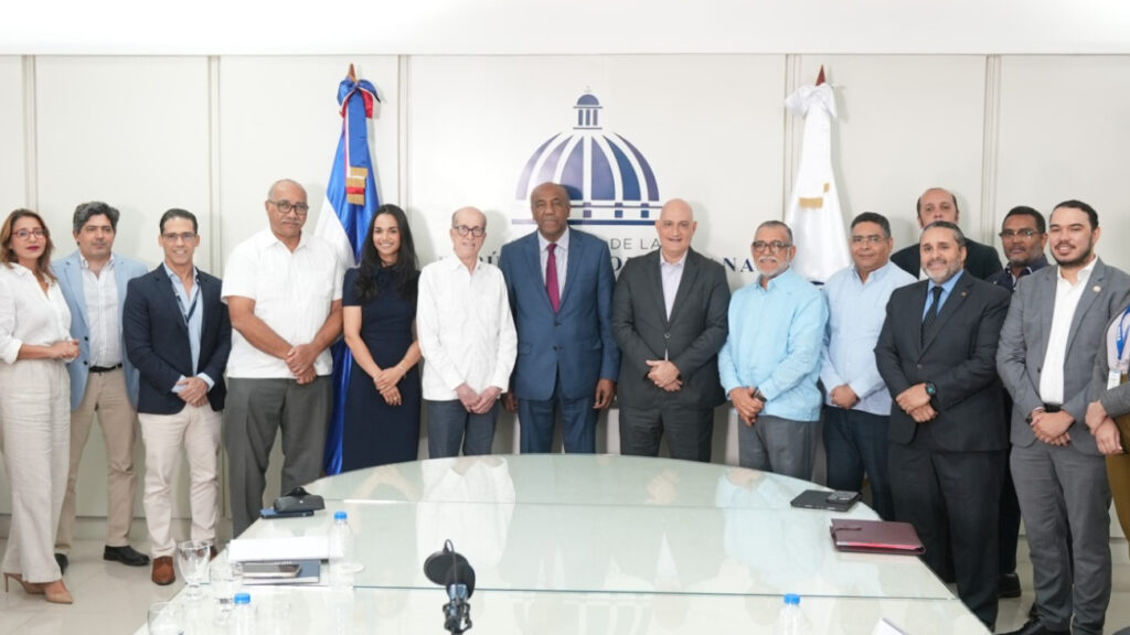 Miembros de la mesa reunión mesa de trabajo para Aceleración de Transición Energética