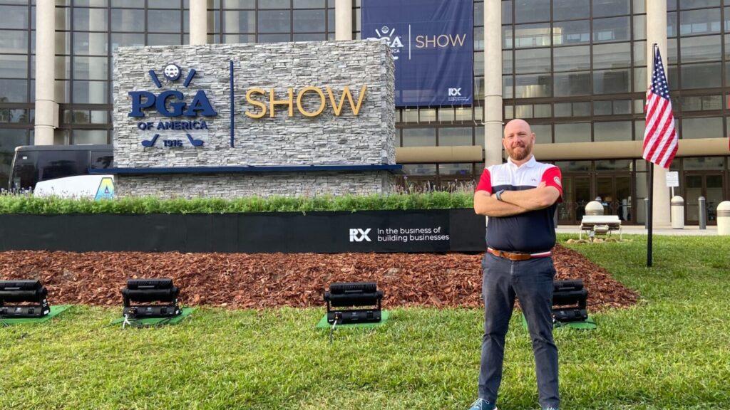 Mark Fraser, Director Comercial PGA Ocean’s 4 frente al salón de convenciones de Orlando.