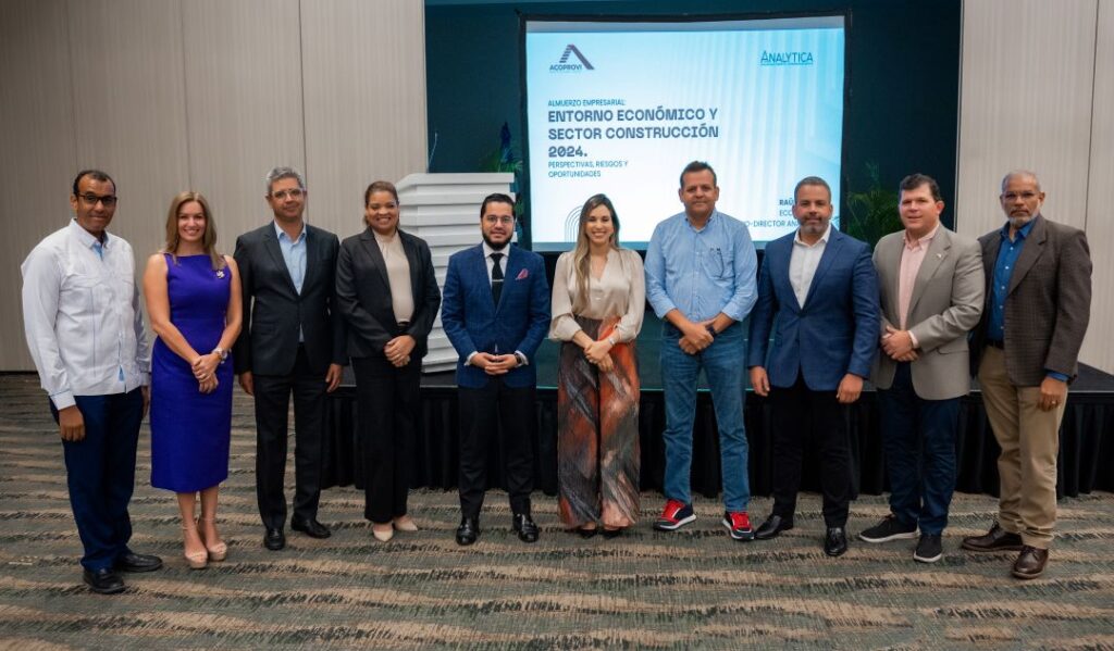 El economista Raúl Ovalle con la directiva de ACOPROVI.