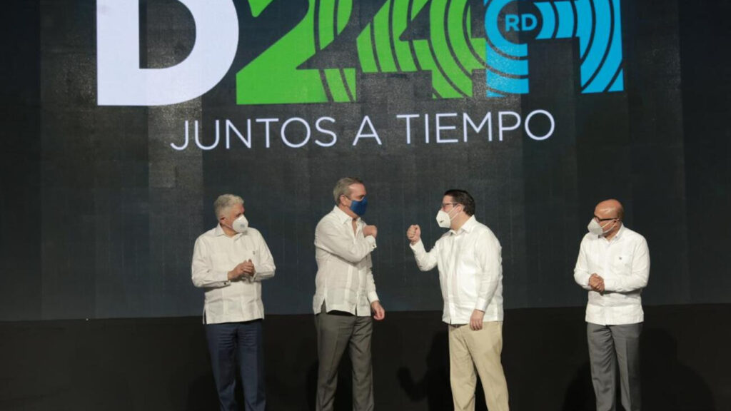 Eduardo Estrella, el presidente Luis Abinader, Eduardo Sanz Lovatón y Alfredo Pacheco.