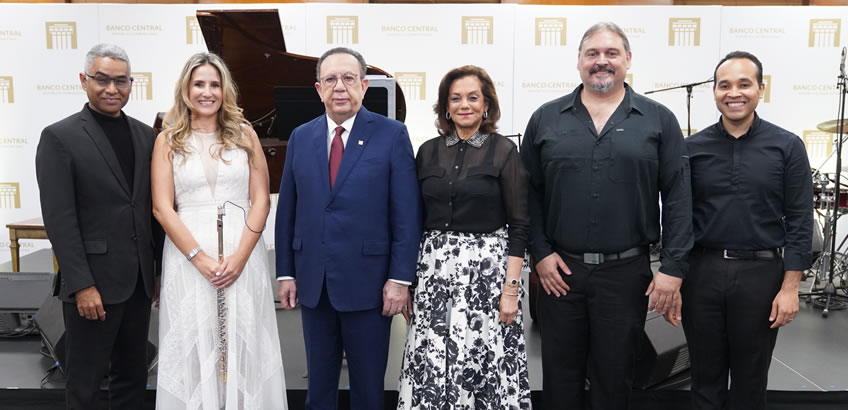 Elioenai Medina, Alaima González, Héctor Valdez Albizu, Fiordaliza Martínez de Valdez, Velibor Veljkovic y José Luis Ureña González