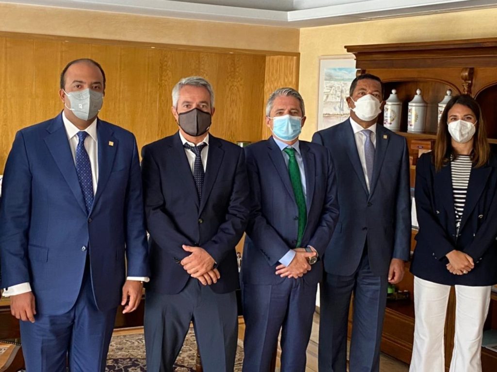 El administrador general de Banreservas, Samuel Pereyra, junto a Enrique Martinón García y Fernando Arencibia, del Grupo Martinón; Ysidro García, subadministrador de Negocios de la entidad bancaria; y María José Martinón, también del grupo empresarial Martinón,