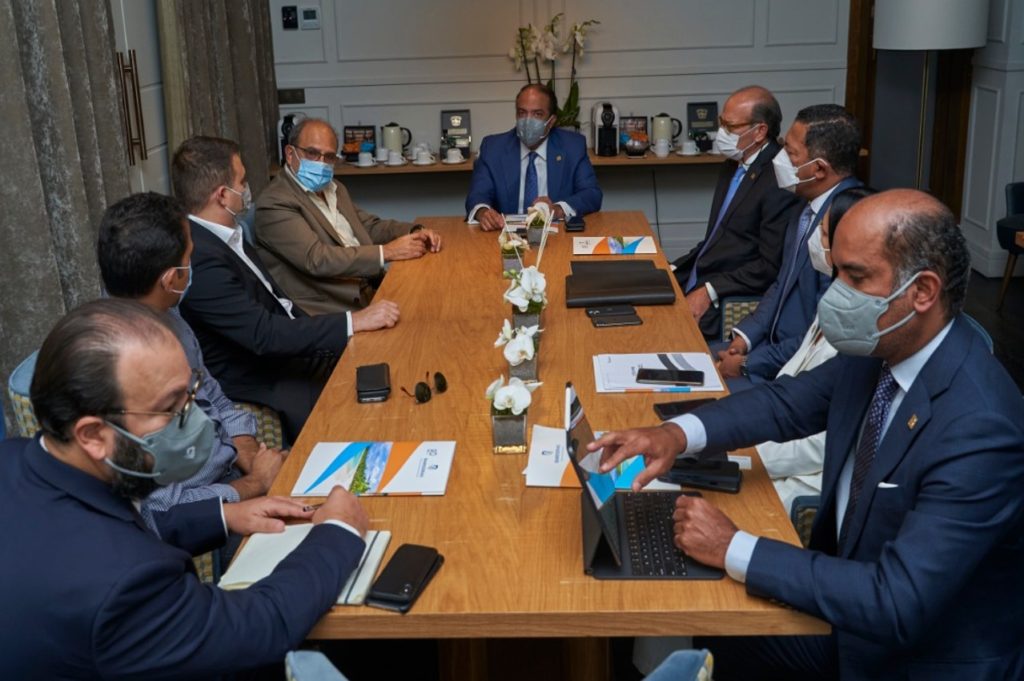 Samuel Pereyra mientras preside una mesa de trabajo en el Hotel Inglés, en Madrid, con representantes del grupo hotelero RCD, Roberto Chapur, y ejecutivos de negocios de la entidad financiera.