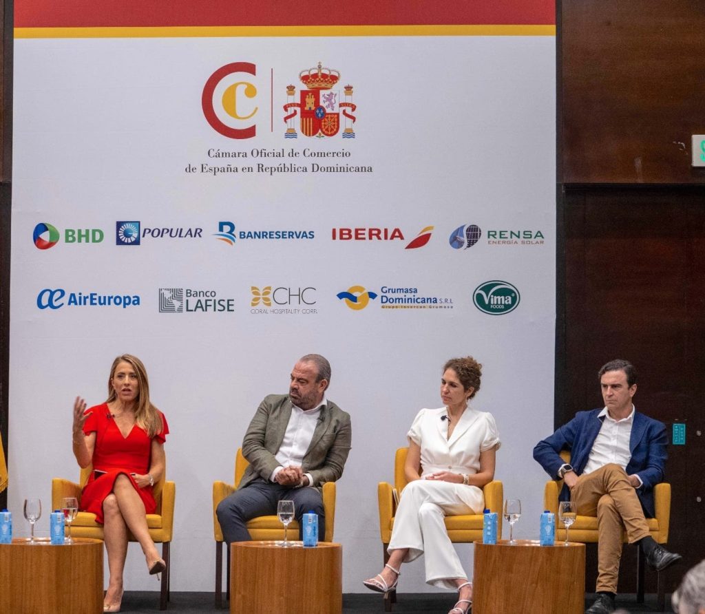 Simón Suárez moderador, junto a los expositores e inversionistas españoles Encarna Piñero, Gabriel Escarrer, Sabina Fluxá y Abel Matutes Prats
