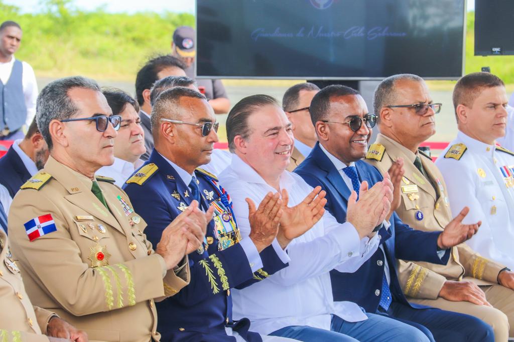Héctor Porcella , tras felicitar al comandante general de la Fuerza Aérea, mayor general Carlos Febrillet Rodríguez, por la importante iniciativa.