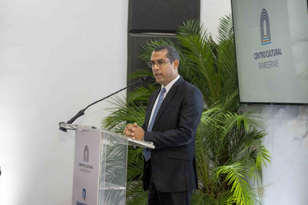 José Vílchez, subdirector del Archivo General de la Nación, durante la puesta en circulación de los tomos del 5 al 8 de las Obras Completas de Pedro Mir.