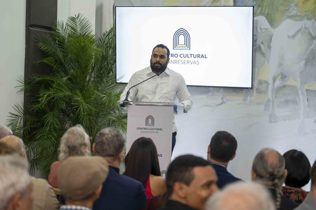 Mijaíl Peralta, gerente de Cultura de Banreservas, durante la puesta en circulación de los tomos del 5 al 8 de las Obras Completas de Pedro Mir.