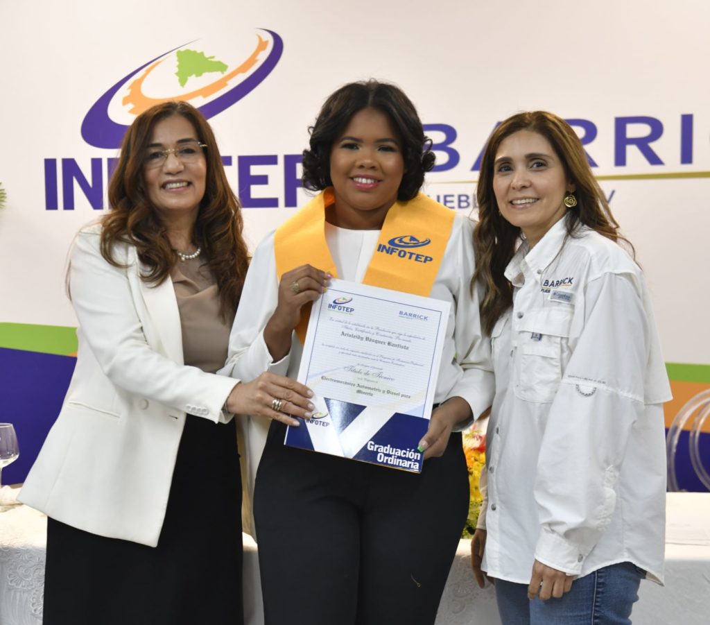 Entrega de certificado a Arisleidy Vasquez tecnico electromecanico automotris y diesel para mineria 1