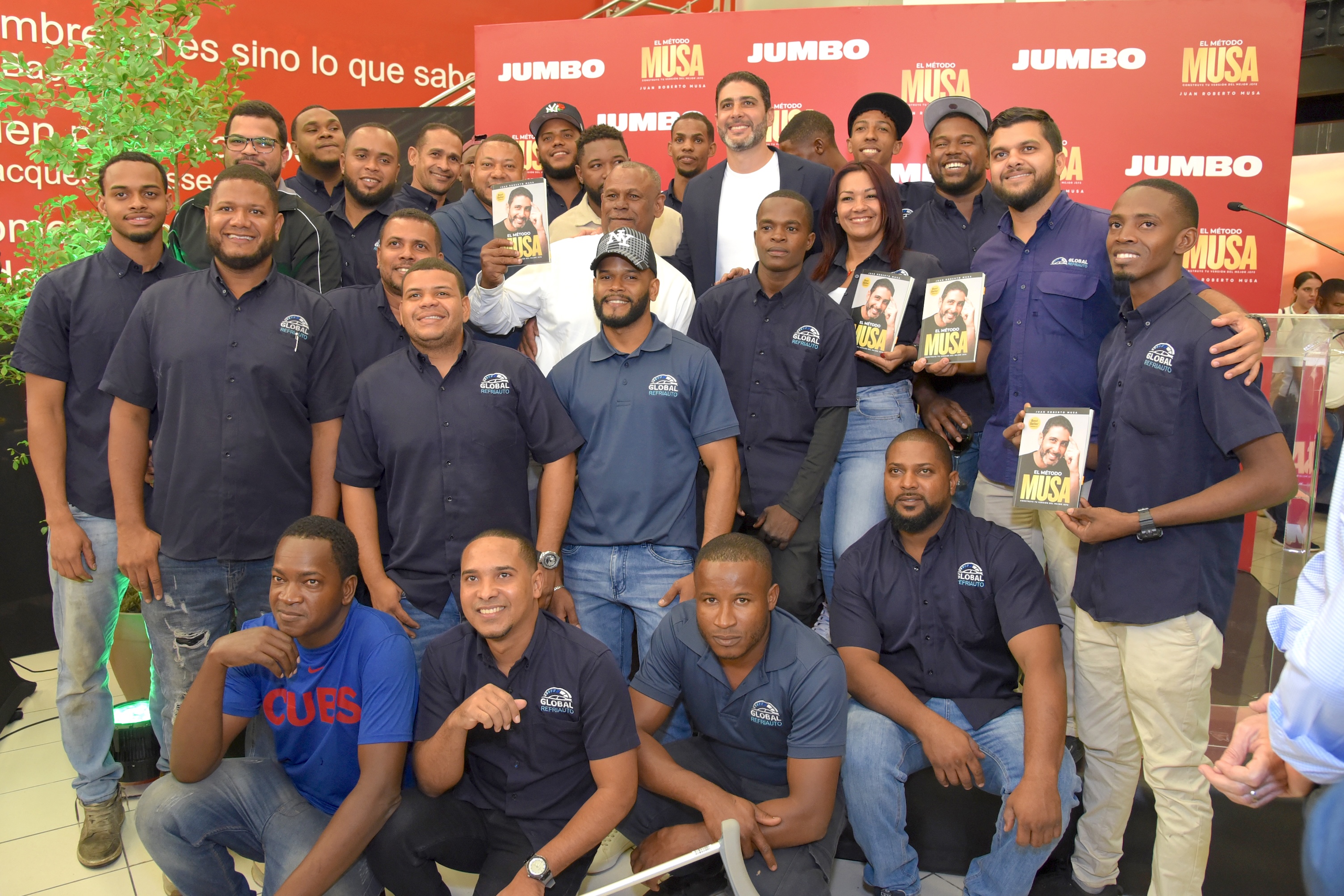 Juan Roberto Musa junto a su equipo de colaboradores