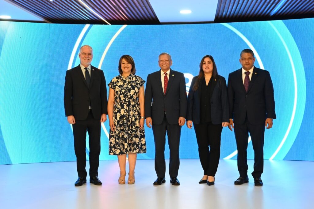 El presidente ejecutivo de Banreservas, doctor Leonardo Aguilera, junto al superintendente de Bancos, Alejandro Fernández; la presidenta ejecutiva de la Asociación de Bancos Múltiples de la República Dominicana (ABA), Rossana Ruiz; la presidenta del Comité de Cumplimiento, Johanna Reyes; y el vicepresidente de Cumplimiento de Banreservas, Heiromy Castro, durante la conferencia sobre ética organizada por la institución financiera.