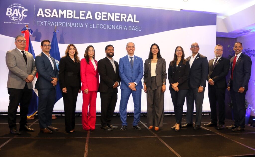 En el centro, Abdias Ortíz, representante de la embajada de los Estados Unidos y agregado regional de las aduanas norteamericanas; Adi Grimberg, nuevo presidente del capítulo local de BASC y otros directivos de ese organismo.