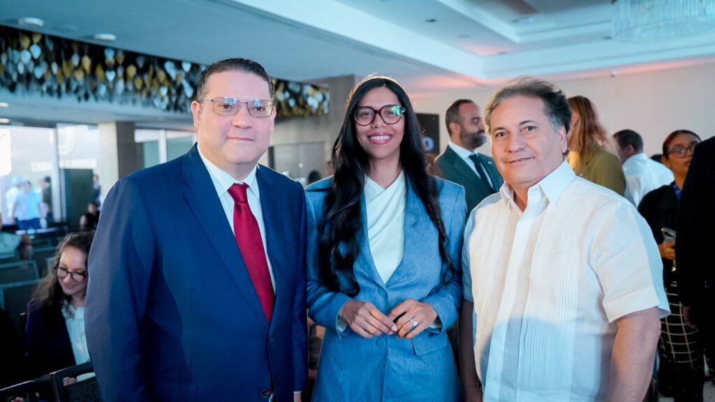 Ana M. Martinez, Directora Legal & Asuntos Corporativos de Cervecería Nacional Dominicana, junto a Eduardo Sanz Lovaton, Ministro de Industria, Comercio y Mipymes