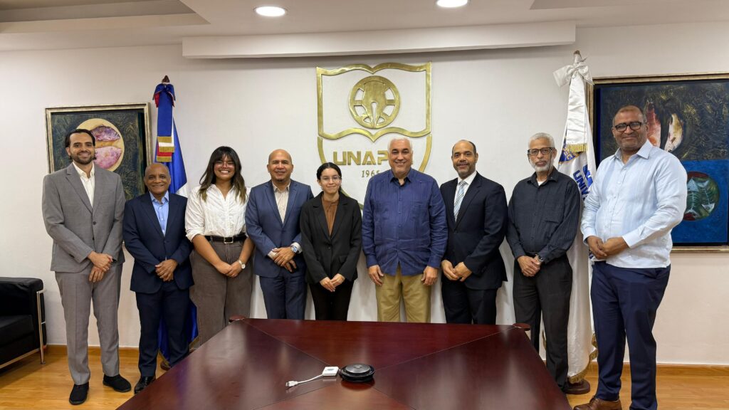 Equipo de Huawei y directiva de UNAPEC