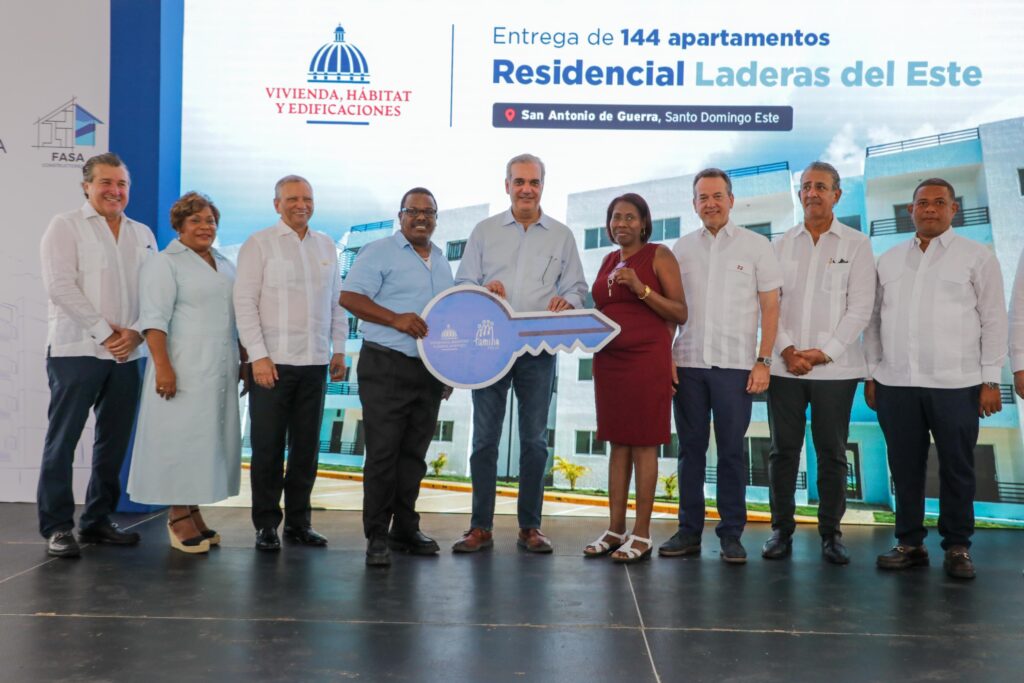 El presidente Luis Abinader, junto al ministro de la Vivienda y Edificaciones, Víctor Bisonó; y el presidente ejecutivo de Banreservas, el doctor Leonardo Aguilera, entrega la llave de un apartamento a Eugenia Soriano y su familia, en el Residencial Laderas del Este. Les acompañan Lucrecia Santana, gobernadora provincial de Santo Domingo; el alcalde Francisco César Rojas; y representantes de la constructora Fasa.