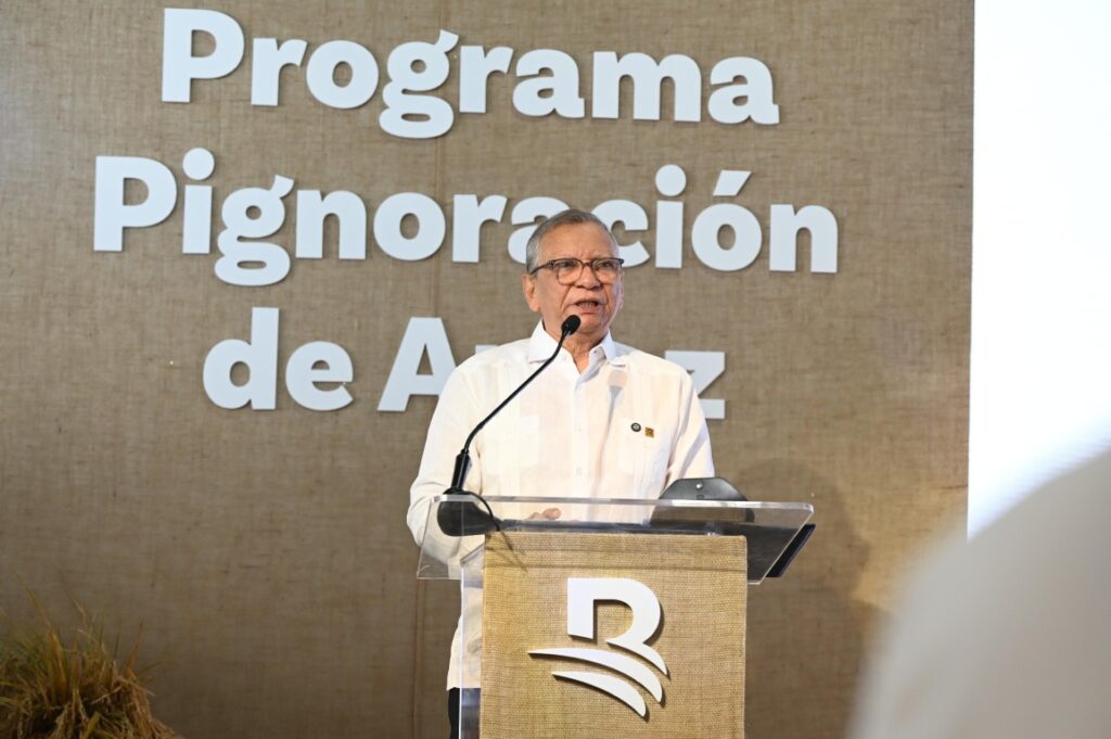 El doctor Leonardo Aguilera, presidente ejecutivo de Banreservas, habla en el lanzamiento del Programa Pignoración de Arroz, realizado en Cerro Alto Mountain Club, de La Vega.