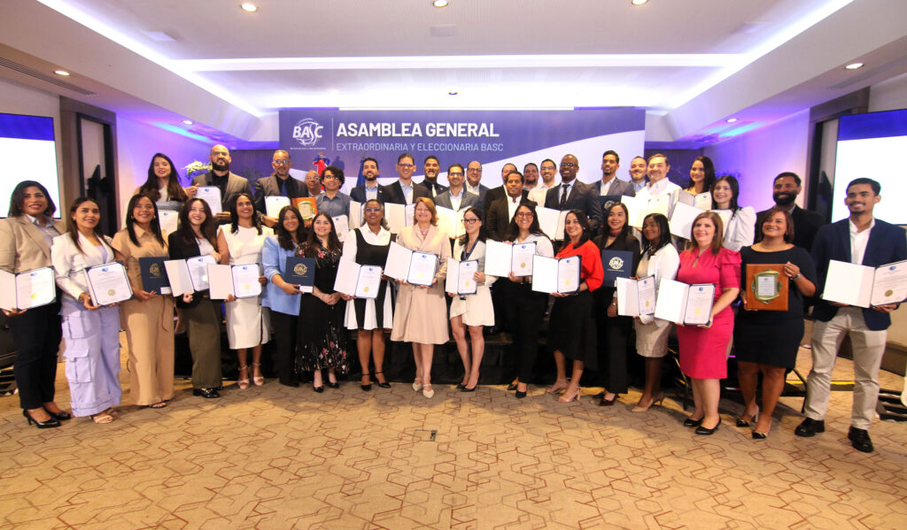 Los representantes de las 35 empresas del sector logístico en el país que fueron certificadas con la norma de seguridad internacional BASC, junto Abdias Ortíz, representante de la embajada de los Estados Unidos y agregado regional de las aduanas norteamericanas, y Adi Grimberg, nuevo presidente del capítulo local de BASC.