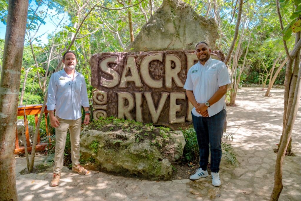 Emmanuel Gilbert y Heìctor UrenÞa ejecutivos de Bavaro Adventure Park
