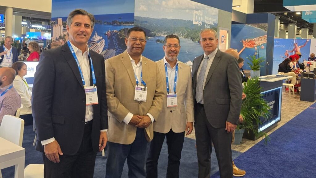 MIAMI BEACH, Florida. Desde izq., FEDERICO A. Schad, de Samaná Bayport, PEDRO Diaz Ballester, de la DIBTC, JAVIER Reyes, de Marítima Dominicana, y LUIS Rodríguez Amiama, de La Romana Cruise Port, durante su participación en Seatrade Cruise Global 2026.