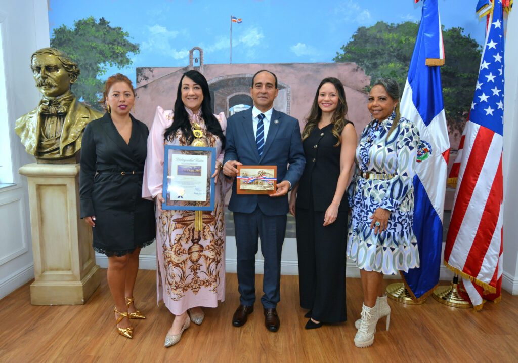 Ysabel Borden, Giannina Azar, Gilberto Minaya, Claudia Sánchez y Rose Mary Santana