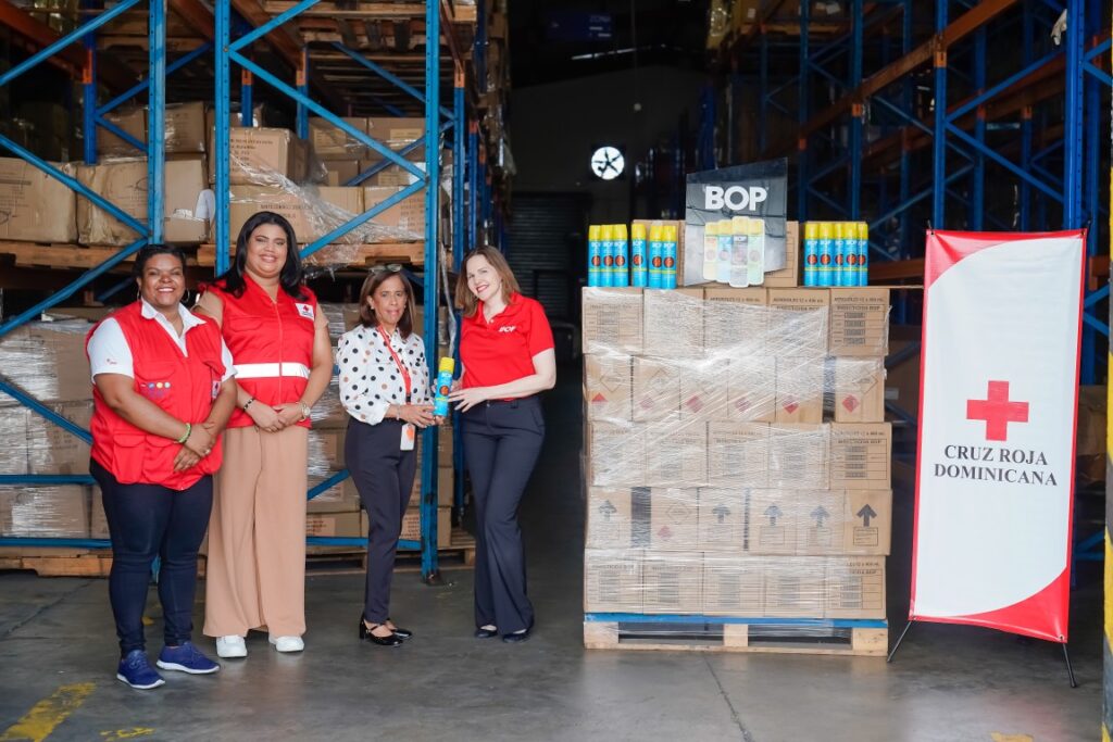 De izquierda a derecha: Representantes de la Cruz Roja Dominicana junto a Olga Ramona, encargada de Suministro y Almacenes de la Cruz Roja Dominicana, y Carolina Díaz, Gerente de Sucursal en República Dominicana de McBride (Caribbean) Limited.