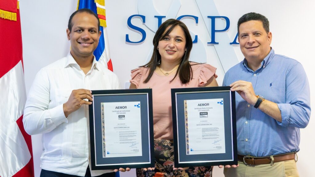 De izquierda a derecha: Ariel Espejo, director de AENOR Dominicana; Zoraida Chaljub, ingeniera de Calidad, Seguridad industrial y Medio Ambiente de SICPA Dominicana, y Amaury Abreu, gerente general de SICPA Dominicana.