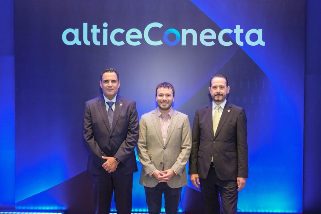 Danilo Ginebra, CEO de Altice_ José Antonio Guridi, expositor_ y Mauricio Salazar, vicepresidente de Negocios de Altice