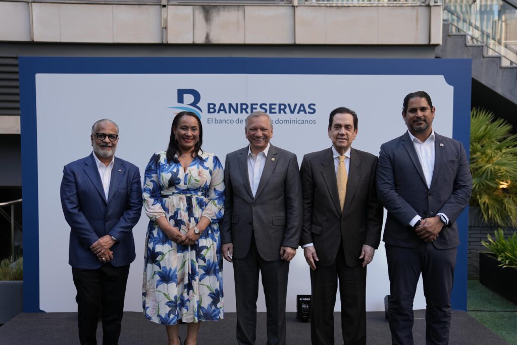 El doctor Leonardo Aguilera, presidente ejecutivo de Banreservas, comparte con personalidades durante el coctel ofrecido previo a la inauguración de la Feria Inmobiliaria en Madrid. Desde la izquierda, José Marte Piantini, cónsul general en Madrid; Gloria Guevara, cónsul dominicana en Valencia; Tony Raful, embajador ante el Reino de España; y Antonio Gómez Peña, cónsul en Barcelona.