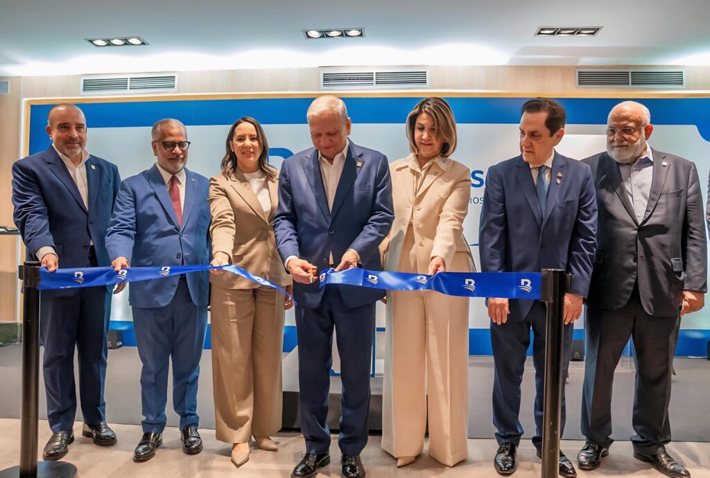 El presidente ejecutivo de Banreservas, doctor Leonardo Aguilera, realiza el corte de cinta de la inauguración de la Segunda Feria Inmobiliaria en Madrid en presencia de Tony Raful, embajador dominicano ante el Reino de España; José Marte Piantini, cónsul general en Madrid; así como de miembros del Consejo de Directores y ejecutivos de Banreservas.