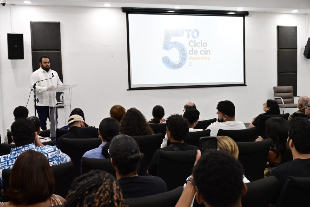 Mijail Peralta, gerente división de Cultura de Banreservas, habla en la inauguración del del V Ciclo de Cine Dominicano en el Centro Cultural del banco en el Distrito Nacional.