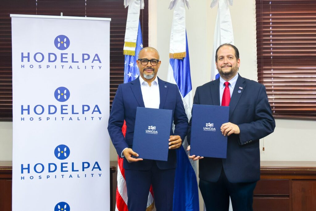 De izquierda a derecha: Ángel Hernández, presidente y CEO de Hodelpa Hospitality, y Enrique Fernández Malla, rector de la Universidad Domínico Americano (UNICDA).